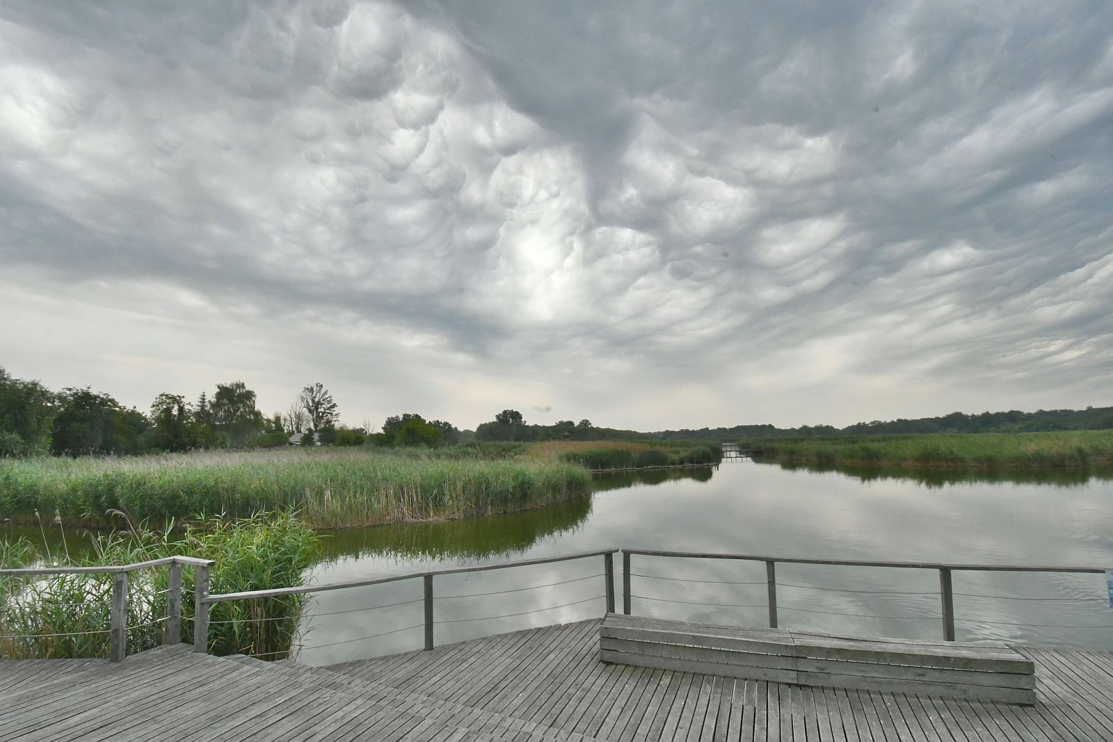 Sóstó fölött az ég - vihar előtti csend a parton